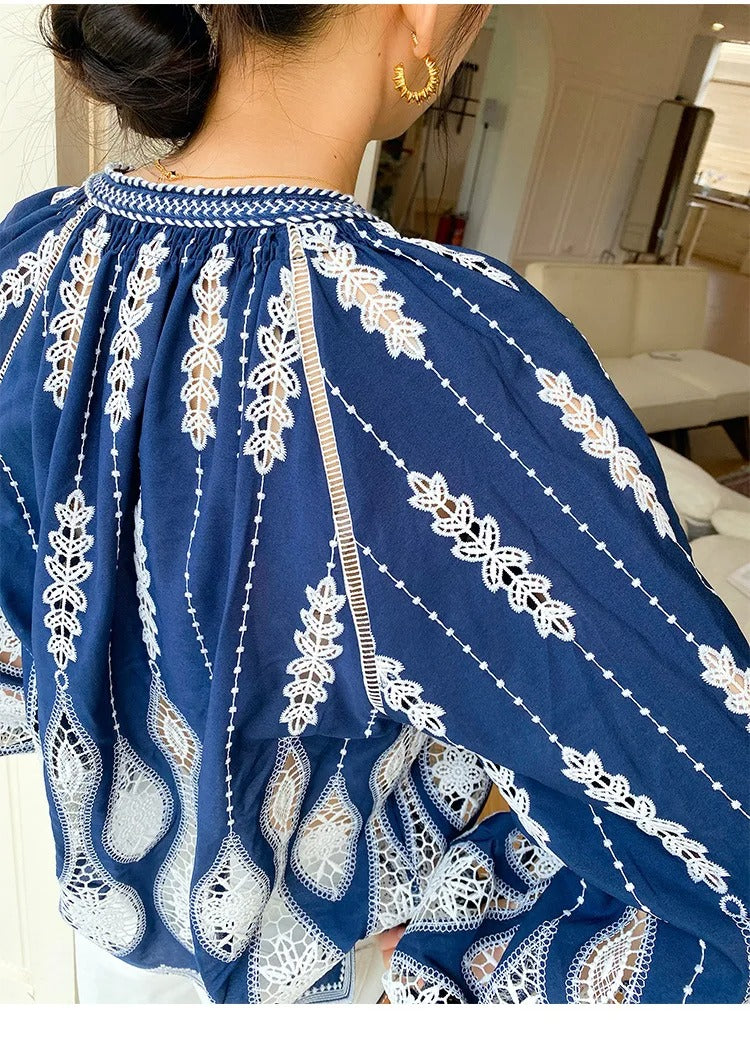 ✨ Blå Magi – Brodert boho-bluse