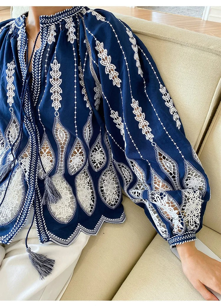 ✨ Blå Magi – Brodert boho-bluse