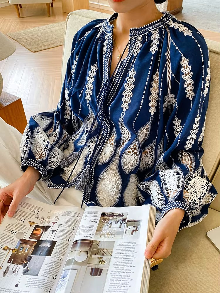 ✨ Blå Magi – Brodert boho-bluse
